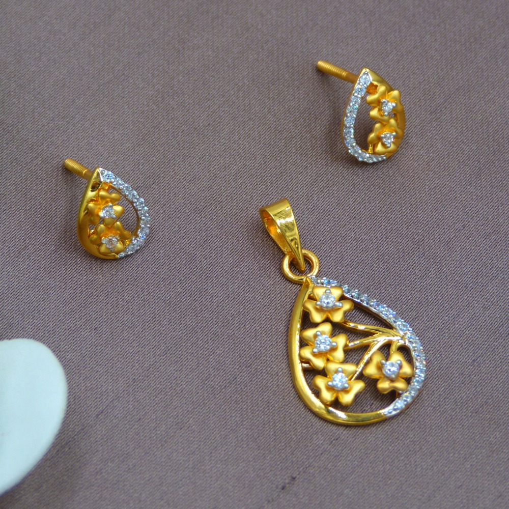 Four Flower 22k Gold Pendant Set